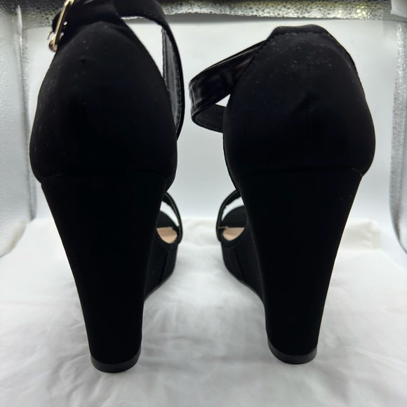 Top Moda: Black Wedge Suede OpenToe Sandals ( Size 9 ) - Picture 3 of 4